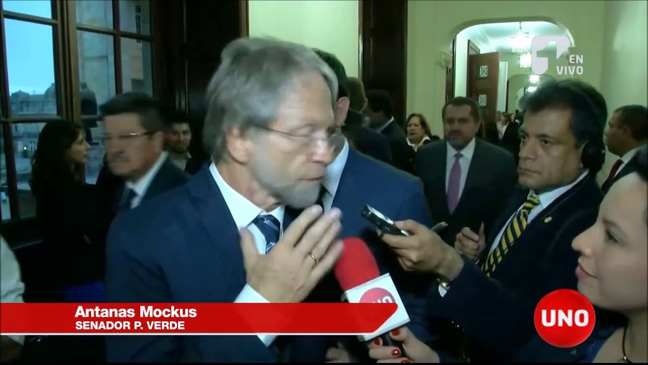 Antanas Mockus se volvió a bajar los pantalones para pedirle respeto al Congreso