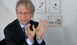Por bajarse los pantalones, piden sanción disciplinaria contra Mockus