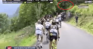 ¡Impresionante! Ciclista de downhill pasa volando sobre los ciclistas del Tour de Francia