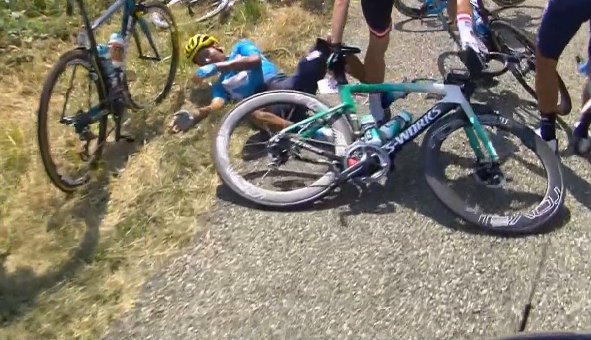 Nairo Quintana se cae, pero continúa en la etapa 18 del Tour