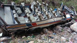 Al menos 48 muertos al caer un micro por un barranco en las laderas del Himalaya
