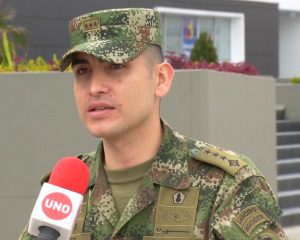 El soldado que ayuda a sus compañeros a superar los daños de la guerra