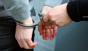 Detenido pidió permiso para ir al baño en plena audiencia y escapó
