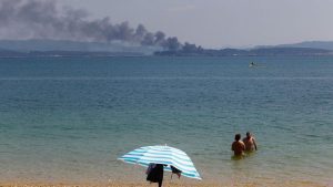 Dos heridos graves al arder un catamarán frente a la isla de A Toxa