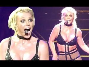 Britney Spears muestra sus pechos en un concierto