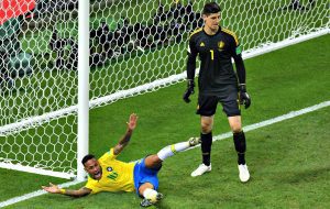 Neymar pide ayuda para “levantarse” en un particular anuncio publicitario