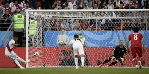 Jugador peruano es insultado en pleno vuelo por desperdiciar un penal en el Mundial