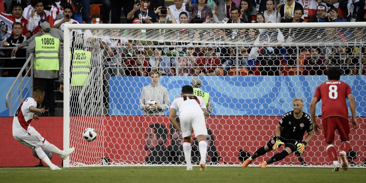 Jugador peruano es insultado en pleno vuelo por desperdiciar un penal en el Mundial