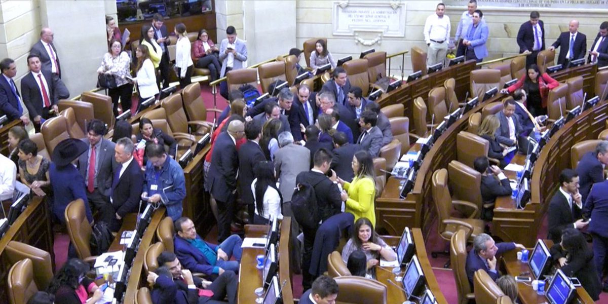 Bancadas del Senado a la expectativa por la renuncia de Uribe