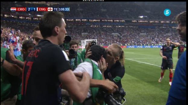 Un fotógrafo fue víctima de la eufórica celebración de Croacia