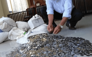 Lo condenaron a pagar $ 30 millones y saldó su deuda con monedas