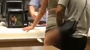 Pillados teniendo sexo en la barra de un McDonald’s