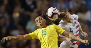Cabezazos en el fútbol son cinco veces más riesgosos para las mujeres