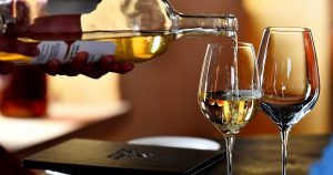 Ni una copa de vino al día, advierte un estudio