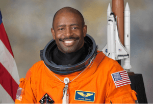 Un astronauta de la NASA afirma que vio una posible criatura «orgánica y alienígena» en el espacio