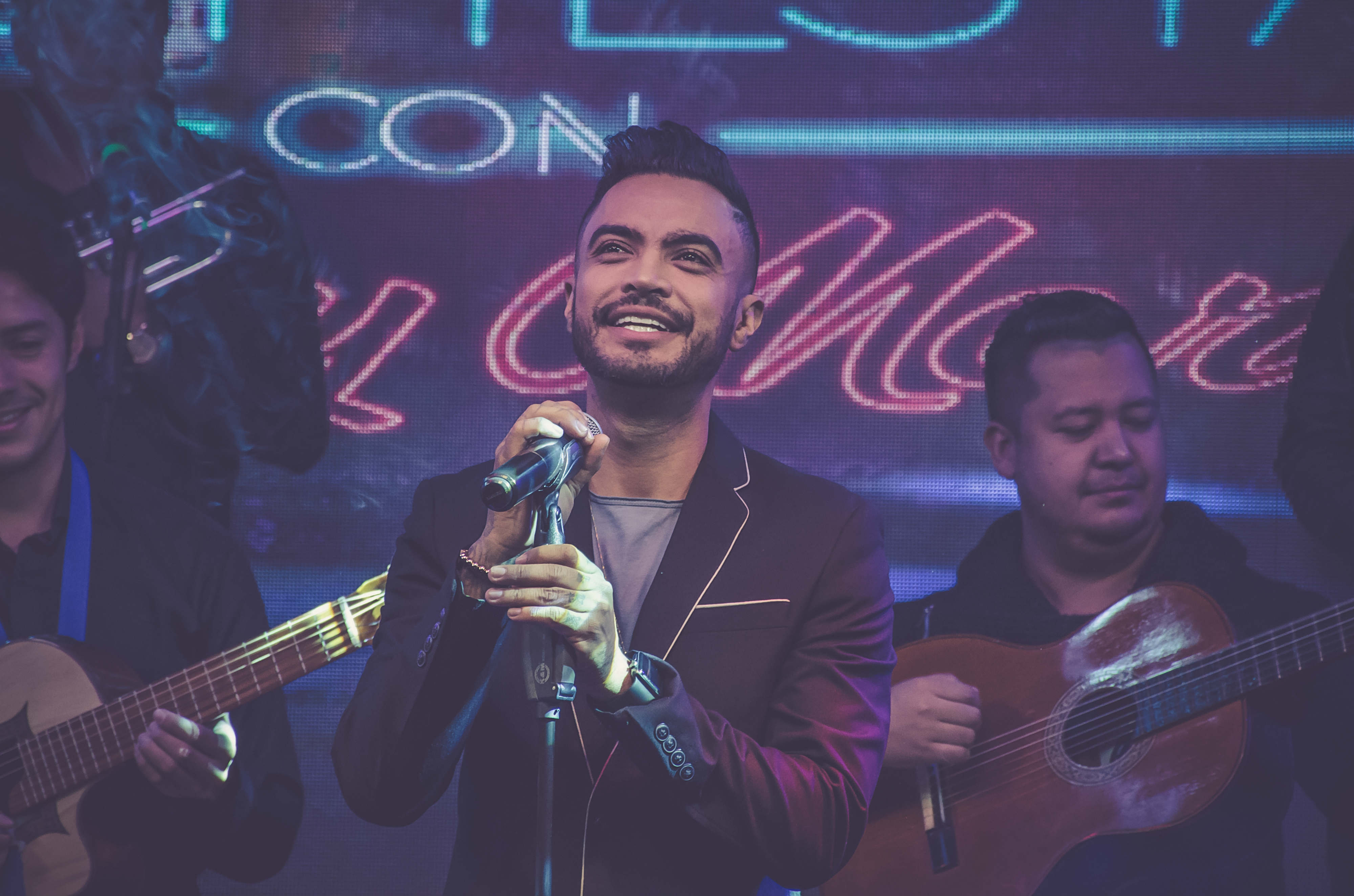 ¿A Jhon Alex Castaño le tocó cantar en buses antes de volverse famoso?