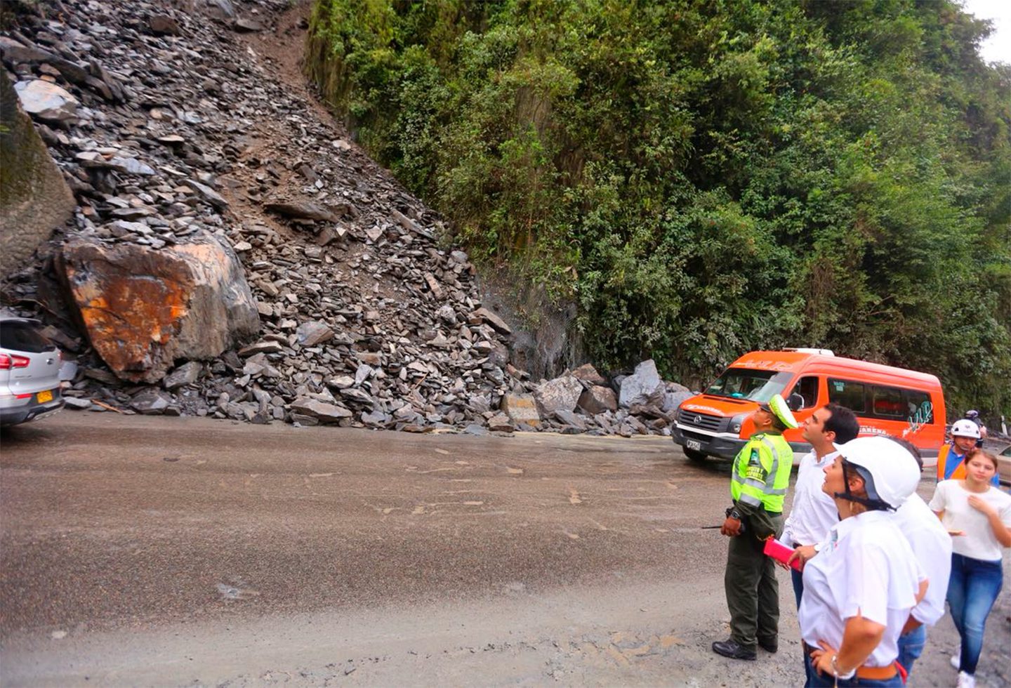 Continúa cerrada la vía Bogotá – Villavicencio por 18 derrumbes