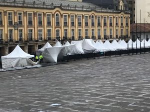 Fuertes vientos tumbaron puestos de votación en la Plaza de Bolívar