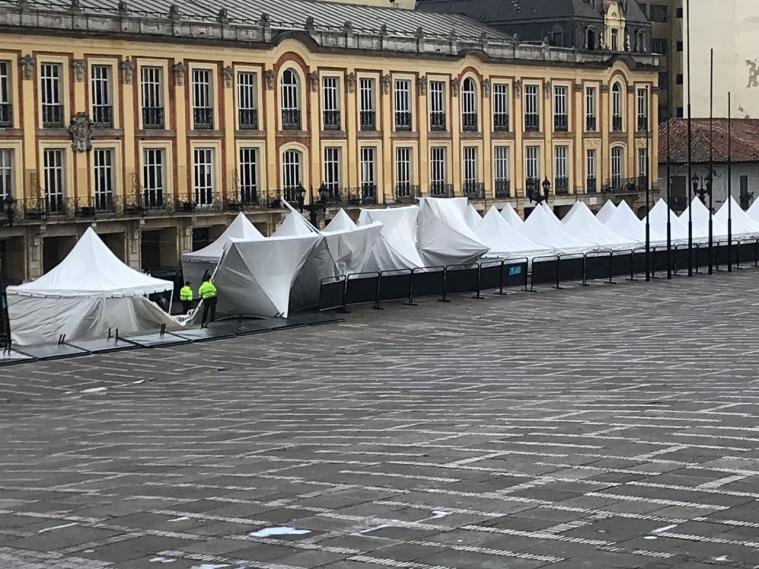 Fuertes vientos tumbaron puestos de votación en la Plaza de Bolívar