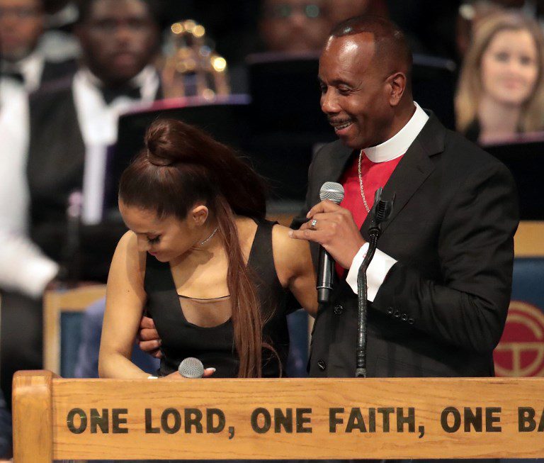 Obispo reconoce que manoseó a la cantante Ariana Grande