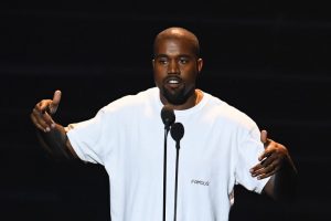 Kanye West cambia de nombre pero mantiene apoyo a Donald Trump