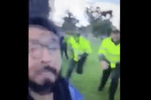 Se grabó insultando a unas políticas y terminando provocando una persecución