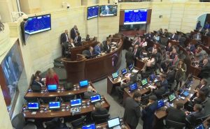 Gobierno y partidos logran acuerdo para bajar y congelar sueldo de congresistas