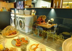Dos cafés temáticos de Bogotá permiten que el café hable y se lave