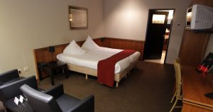 Hombre llevado a su amante a un motel y no se acordó que su suegra trabajaba allí