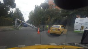 Bus del SITP chocó contra poste de luz en el norte de Bogotá