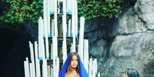 Artista fue juzgada por desnudarse en el santuario de Lourdes