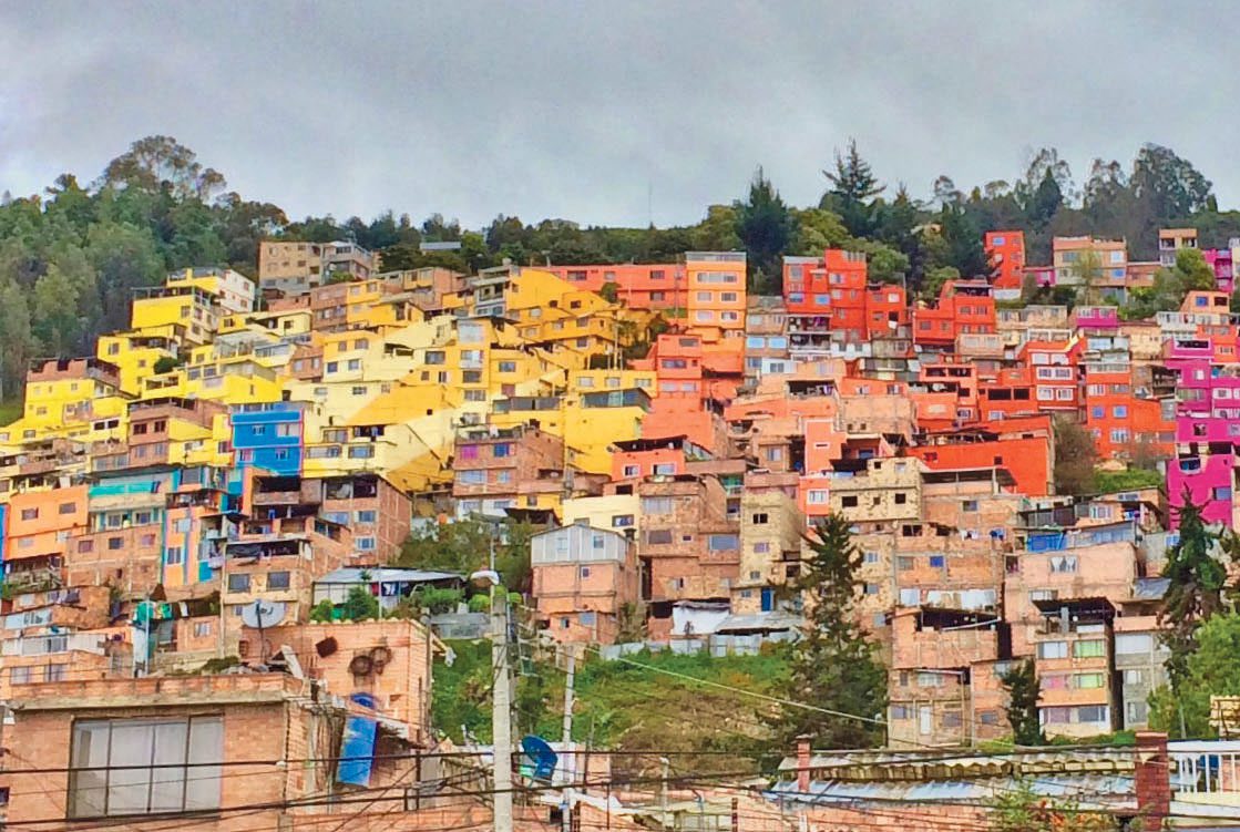 Buenavista de Bogotá renace con macro mural colorido