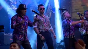 Con el clásico 'Era mentira', Rikarena hizo estallar al público en 'De Fiesta con Danny'