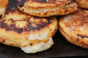 La arepa, el carbohidrato más asequible y más presente en la mesa de los colombianos