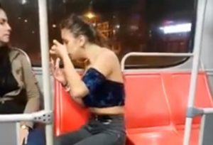 Jóvenes consumiendo droga dentro de TransMilenio desata polémica