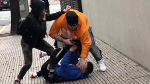 'Youtuber' se grabó mientras le propinaba violenta paliza a un colega