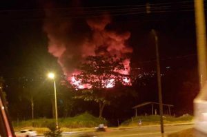 Bomberos de varios municipios atienden grave incendio que afecta bodegas en Girardota