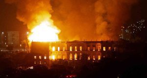 Incendio devora el Museo Nacional de Rio, una joya cultural de Brasil