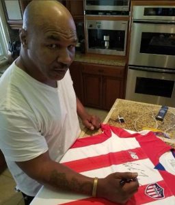 Mike Tyson causa furor en las redes sociales al vestir la camiseta del Junior de Barranquilla