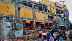 Sube a 384 el número de muertos por el potente sismo y el tsunami en Indonesia