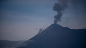 VIDEO: Avalancha desciende del volcán de fuego de Guatemala