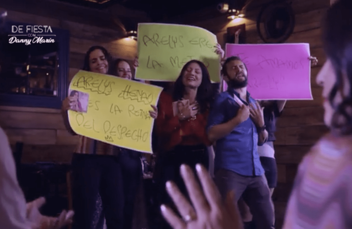 Eufóricos fanáticos 'se tiraron' en una entrevista de Arelys Henao