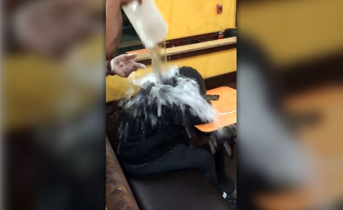 Empleado de Dunkin 'Donuts arrojó balde de agua y habitante de la calle