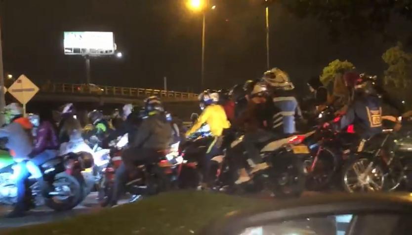 Caravana de motociclistas disfrazados generó caos en Bogotá