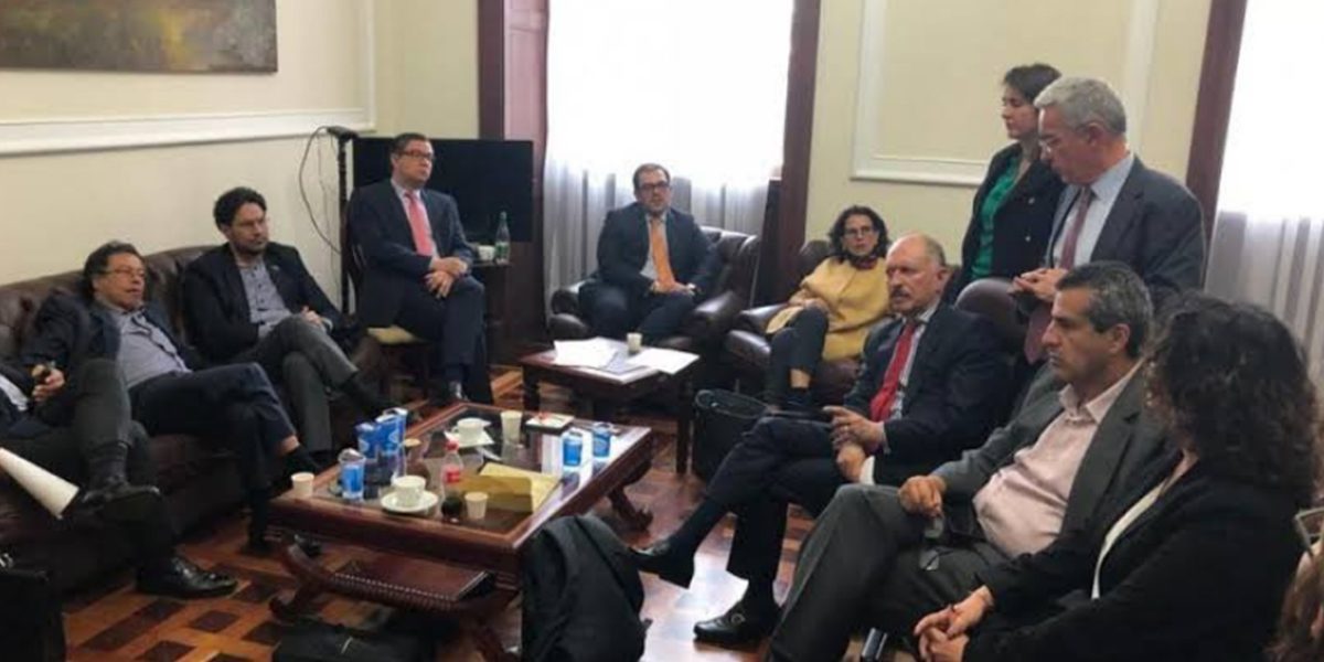 Sin acuerdo: inédita reunión de Uribe, Petro, Cepeda y FARC sobre reforma a la JEP