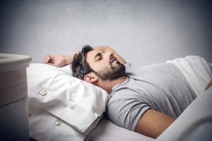 ¿Por qué se duerme menos cuando se envejece?