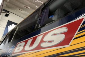 Hinchas de River lanzaron piedras y gas pimienta al bus de Boca Juniors
