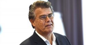Hombre de 69 años quiere cambiar su edad legalmente a 49