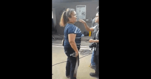 Madre llegó con correa a sacar a su hijo de las marchas