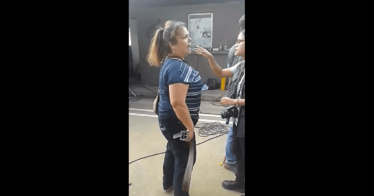 Madre llegó con correa a sacar a su hijo de las marchas